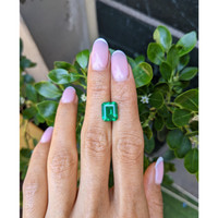 3.20 Ct. Emerald from Colombia - Muzo Life Style
