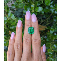 5.05 Ct. Emerald from Colombia - Muzo Life Style