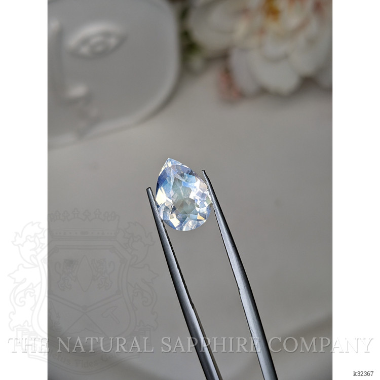 2.61 Ct. Rainbow Moonstone from Ceylon (Sri Lanka)