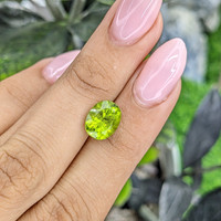 3.23 Ct. Peridot from Ceylon (Sri Lanka) Life Style