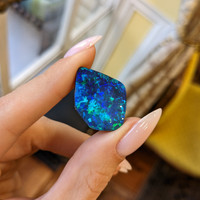 18.75 Ct. Boulder Opal from Australia Life Style