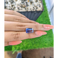 6.90 Ct. Bi Color Sapphire from Ceylon (Sri Lanka) Life Style