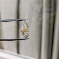 5.36 Ct. Bi Color Rough Sapphire from Ceylon (Sri Lanka) Life Style