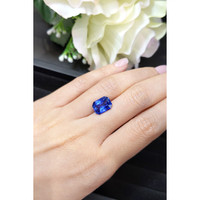 5.45 Ct. Blue Sapphire from Ceylon (Sri Lanka) Life Style