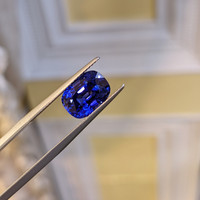 4.48 Ct. Blue Sapphire from Ceylon (Sri Lanka) Life Style
