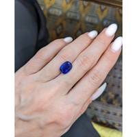 4.48 Ct. Blue Sapphire from Ceylon (Sri Lanka) Life Style