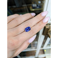 5.01 Ct. Blue Sapphire from Ceylon (Sri Lanka) Life Style