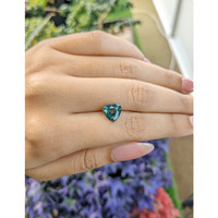 3.34 Ct. Bi Color Sapphire from Ceylon (Sri Lanka) Life Style