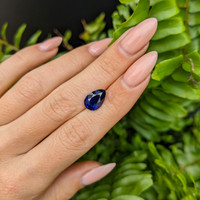 4.01 Ct. Blue Sapphire from Ceylon (Sri Lanka) Life Style