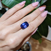10.94 Ct. Blue Sapphire from Ceylon (Sri Lanka) Life Style