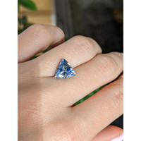 4.10 Ct. Bi Color Sapphire from Ceylon (Sri Lanka) Life Style