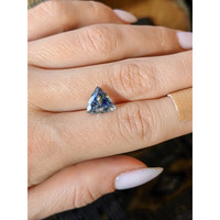 4.10 Ct. Bi Color Sapphire from Ceylon (Sri Lanka) Life Style
