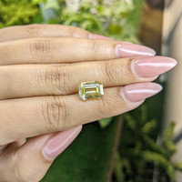 4.24 Ct. Bi Color Sapphire from Ceylon (Sri Lanka) Life Style