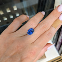 5.01 Ct. Blue Sapphire from Ceylon (Sri Lanka) Life Style