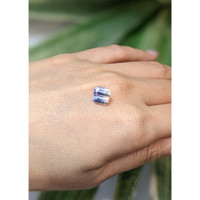 3.97 Ct. Bi Color Sapphire from Ceylon (Sri Lanka) Life Style