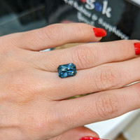 4.02 Ct. Greenish Blue Sapphire from Ceylon (Sri Lanka) Life Style