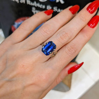 5.51 Ct. Blue Sapphire from Ceylon (Sri Lanka) Life Style