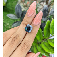 8.10 Ct. Yellowish Green Sapphire from Africa Life Style