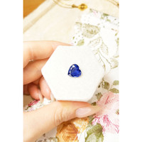 4.32 Ct. Blue Sapphire from Ceylon (Sri Lanka) Life Style