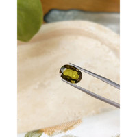 4.98 Ct. Yellowish Green Sapphire from Ceylon (Sri Lanka) Life Style