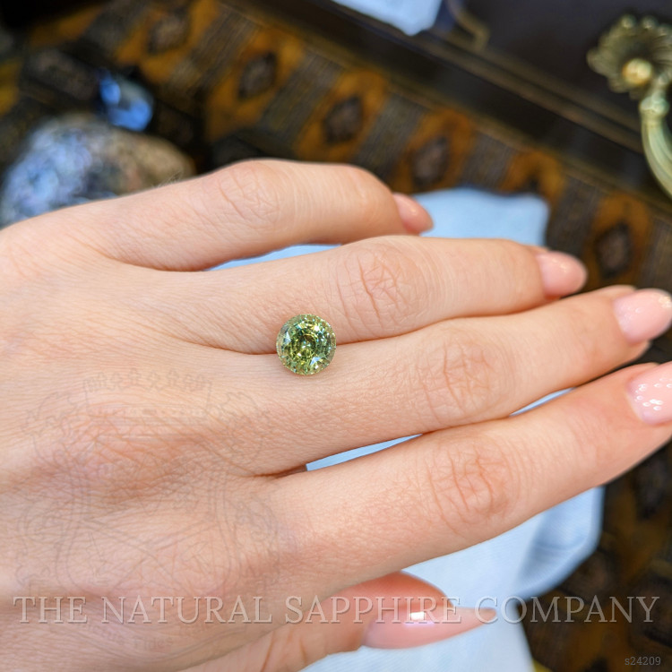 2.89 Ct. Greenish Yellow Sapphire from Ceylon (Sri Lanka)