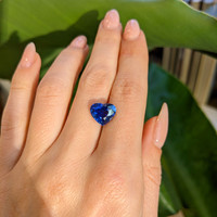 4.02 Ct. Blue Sapphire from Ceylon (Sri Lanka) Life Style