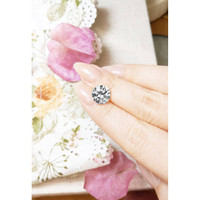 4.89 Ct. Blue Sapphire from Ceylon (Sri Lanka) Life Style