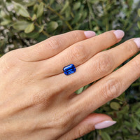 2.93 Ct. Blue Sapphire from Ceylon (Sri Lanka) Life Style