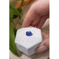 3.81 Ct. Bi Color Sapphire from Ceylon (Sri Lanka) Life Style