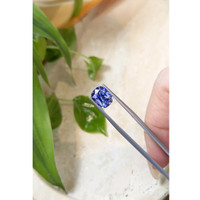 3.81 Ct. Bi Color Sapphire from Ceylon (Sri Lanka) Life Style
