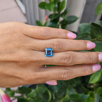 4.07 Ct. Greenish Blue Sapphire from Ceylon (Sri Lanka) Life Style