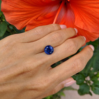 4.50 Ct. Blue Sapphire from Ceylon (Sri Lanka) Life Style