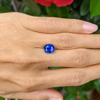 4.28 Ct. Blue Sapphire from Ceylon (Sri Lanka) Life Style