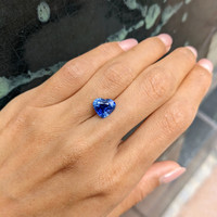 4.02 Ct. Blue Sapphire from Ceylon (Sri Lanka) Life Style