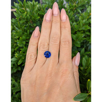 3.16 Ct. Blue Sapphire from Ceylon (Sri Lanka) Life Style