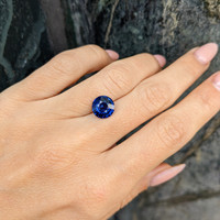 3.16 Ct. Blue Sapphire from Ceylon (Sri Lanka) Life Style