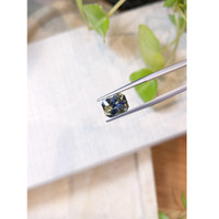 4.13 Ct. Bi Color Sapphire from Ceylon (Sri Lanka) Life Style