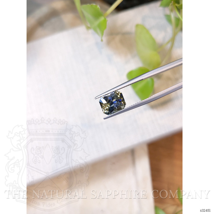 4.13 Ct. Bi Color Sapphire from Ceylon (Sri Lanka)