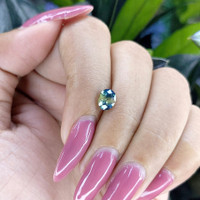 1.18 Ct. Bi Color Sapphire from Madagascar Life Style