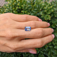 4.02 Ct. Bi Color Sapphire from Ceylon (Sri Lanka) Life Style