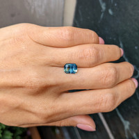 2.56 Ct. Bi Color Sapphire from Ceylon (Sri Lanka) Life Style
