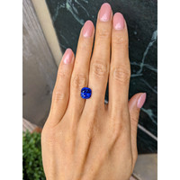 4.50 Ct. Blue Sapphire from Ceylon (Sri Lanka) Life Style