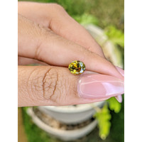 1.62 Ct. Bi Color Sapphire from Ceylon (Sri Lanka) Life Style