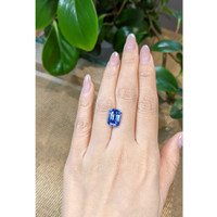 6.84 Ct. Blue Sapphire from Ceylon (Sri Lanka) Life Style
