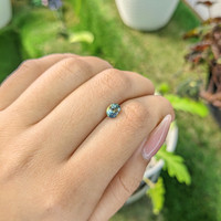 1.00 Ct. Bi Color Sapphire from Ceylon (Sri Lanka) Life Style