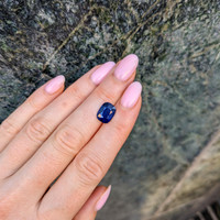3.51 Ct. Blue Sapphire from Ceylon (Sri Lanka) Life Style