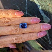 5.32 Ct. Blue Sapphire from Ceylon (Sri Lanka) Life Style