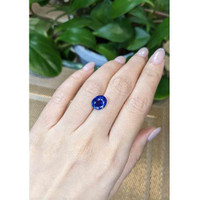 4.01 Ct. Blue Sapphire from Ceylon (Sri Lanka) Life Style