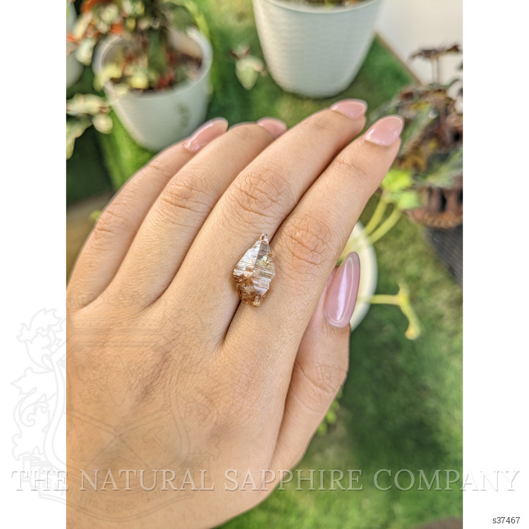 6.75 Ct. Bi Color Sapphire Crystal from Ceylon (Sri Lanka)