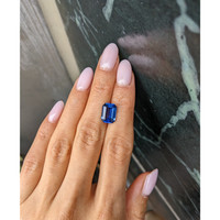 5.04 Ct. Blue Sapphire from Ceylon (Sri Lanka) Life Style